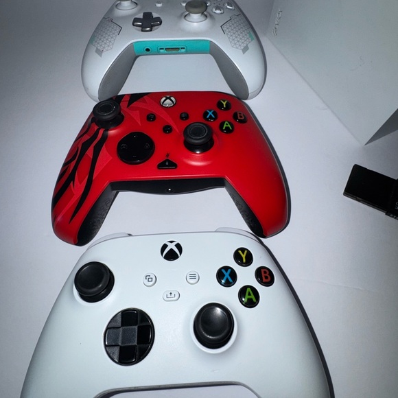 Xbox Series S with Wireless Controllers and  WD-black 512 GB - Picture 4 of 8